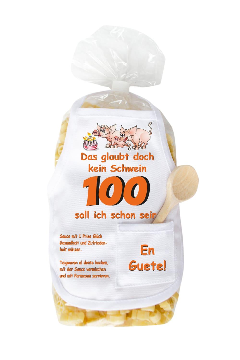 Die Pasta zum 100. Geburtstag sind in Form eines Schweinchen und in einer schoenen Verpackung. Auf der Mini Kochschuerze sind Schweine und eine Torte abgebildet sowie der Spruch: Das glaubt doch kein Schwein, 100 soll ich schon sein. Zusaetzlich befindet sich in der kleinen Tasche, ein kleiner Kochloeffel aus Holz.