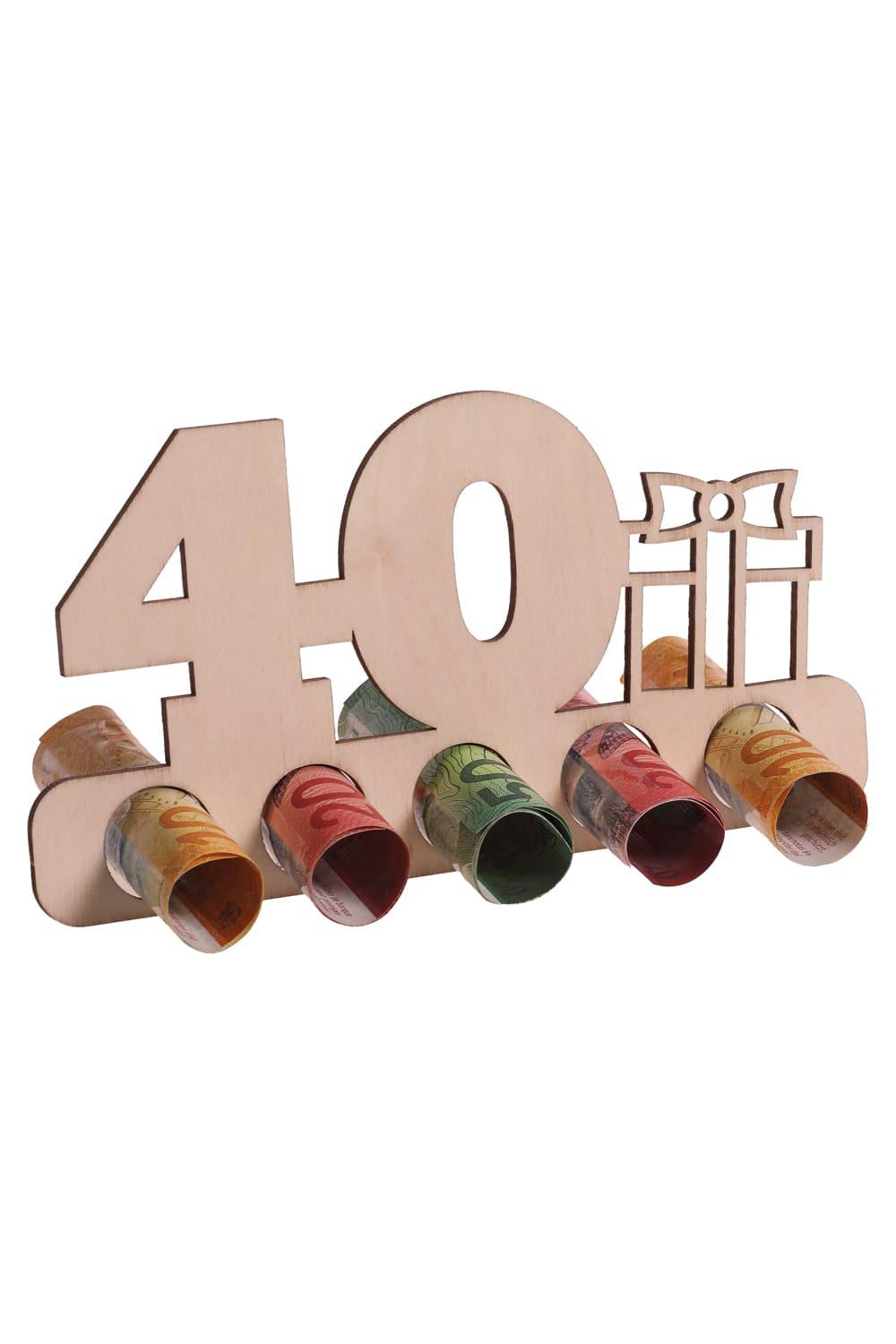 Der Holzaufsteller ist eine perfekte Geschenkidee fuer ein Geldgeschenk oder Gutscheingeschenk. Einfach die Geldnoten rollen und durch die Loecher stecken. Ein originelles Geschenk aus Holz zum 40. Geburtstag. Der Holzaufsteller hat 5 Loecher, in die man Geld oder gerollte Gutscheine stecken kann. Auch ideal fuer ein Jubilaeum!