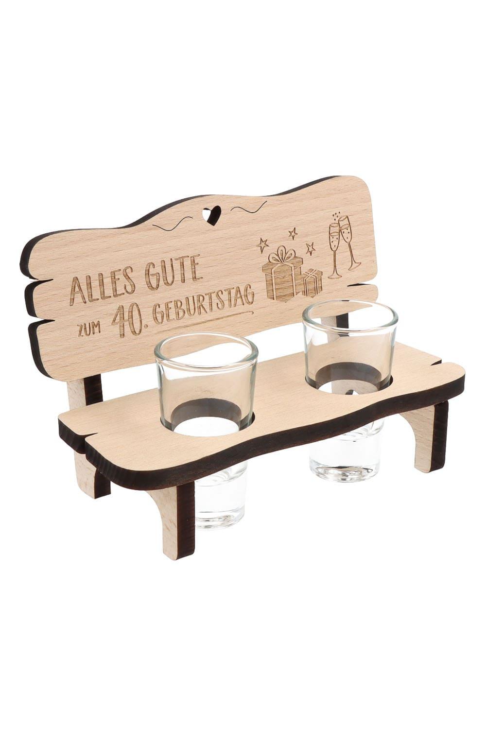 Dieses Schnaps-Geschenk ist ein optimales Geburtstagsgeschenk fuer alle die gerne Schnaps trinken. Auf der Schnapsbank steht der Spruch: Alles Gute zum 40. Geburtstag. Das Holzbaenkli kann optimal mit einer Flasche Schnaps verschenkt werden. Ein perfektes Geschenk zum 40. Geburtstag.