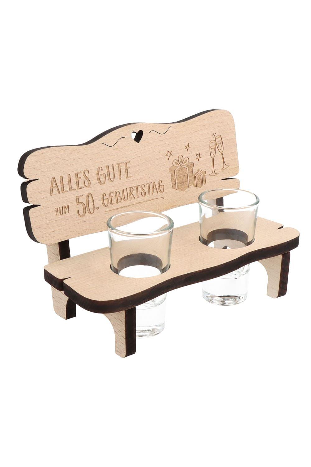 Dieses Schnaps-Geschenk ist ein optimales Geburtstagsgeschenk fuer alle die gerne Schnaps trinken. Auf der Schnapsbank steht der Spruch: Alles Gute zum 50. Geburtstag. Das Holzbaenkli kann optimal mit einer Flasche Schnaps verschenkt werden. Ein perfektes Geschenk zum 50. Geburtstag.