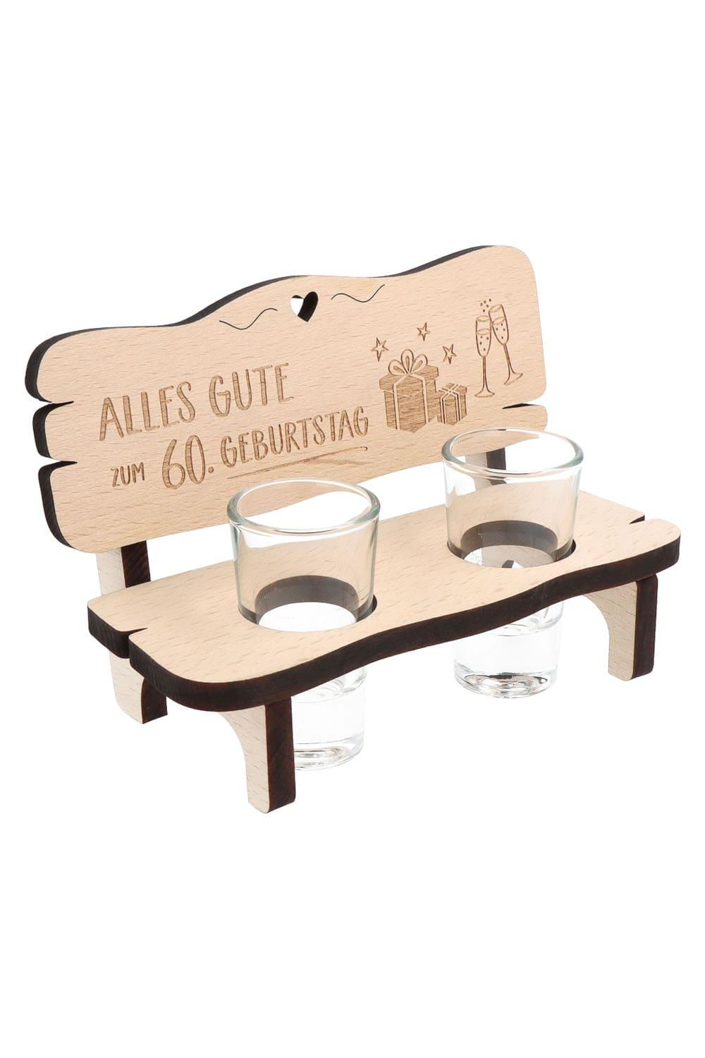 Dieses Schnaps-Geschenk ist ein optimales Geburtstagsgeschenk fuer alle die gerne Schnaps trinken. Auf der Schnapsbank steht der Spruch: Alles Gute zum 60. Geburtstag. Das Holzbaenkli kann optimal mit einer Flasche Schnaps verschenkt werden. Ein perfektes Geschenk zum 60. Geburtstag.