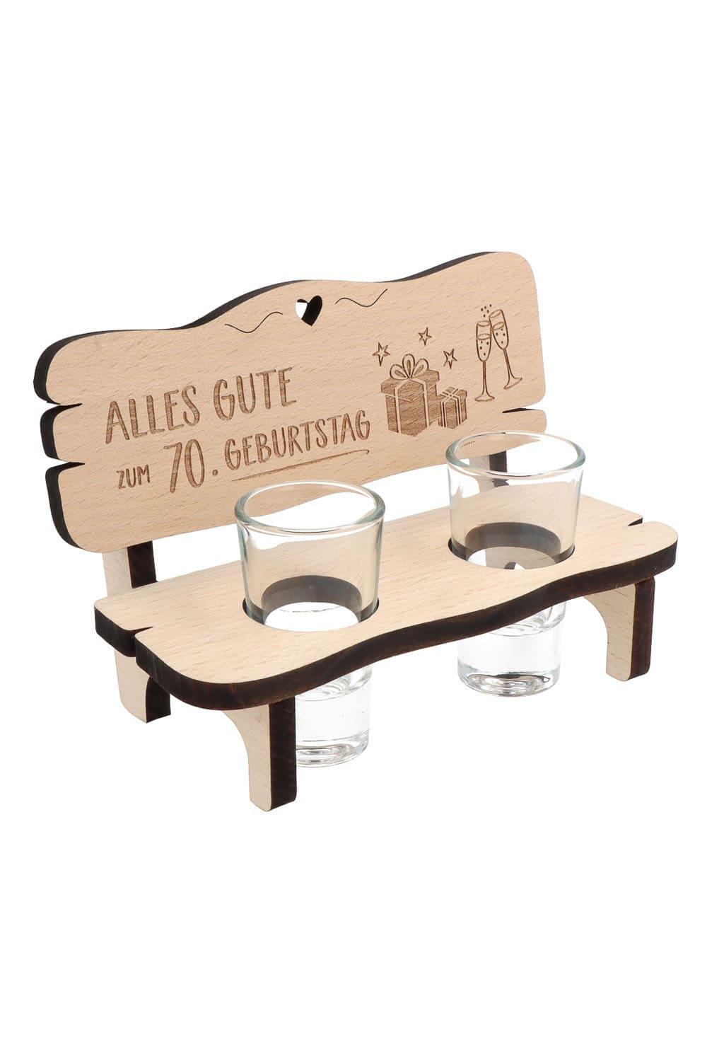 Dieses Schnaps-Geschenk ist ein optimales Geburtstagsgeschenk fuer alle die gerne Schnaps trinken. Auf der Schnapsbank steht der Spruch: Alles Gute zum 70. Geburtstag. Das Holzbaenkli kann optimal mit einer Flasche Schnaps verschenkt werden. Ein perfektes Geschenk zum 70. Geburtstag.
