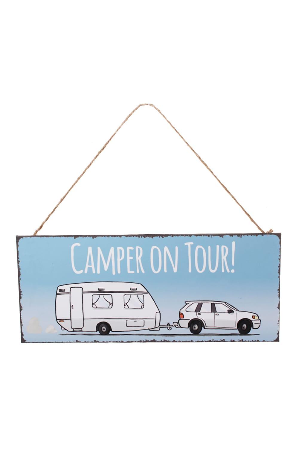 Dieses Camping Metallschild ist ein witziges Geschenk! Auf dem Blechschild steht der Spruch: Camper on Tour! Jetzt bei Geschenk Insel!