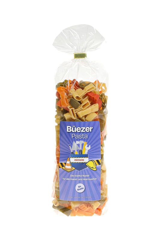 Pastasaeckli mit der Spruchetikette: Bueezer Pasta. Die starke Nudel fuer alle Hand- und Heimwerker. En Guete. Die Motiv Teigwaren sind in Werkzeug Form!
