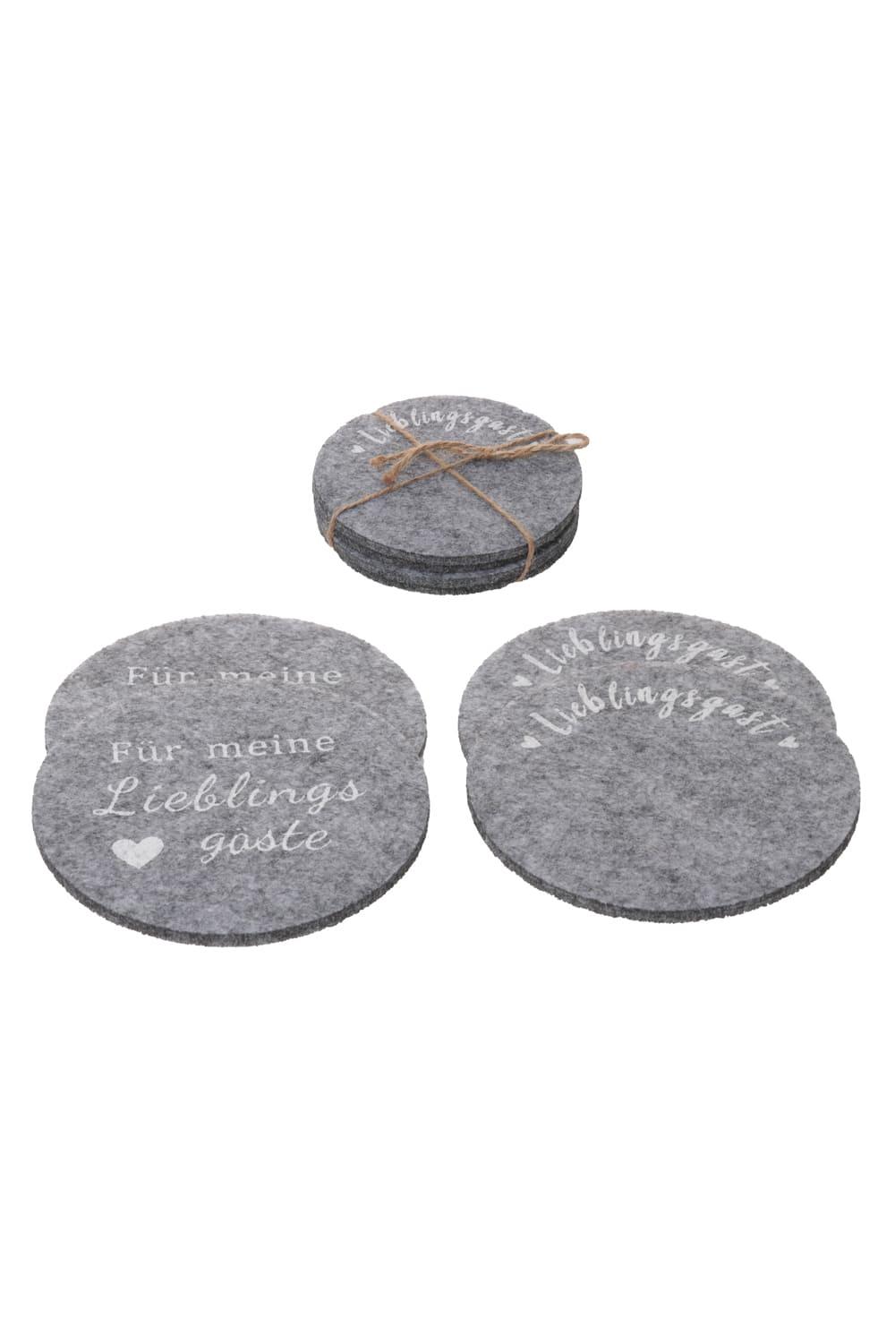 Die Filz Untersetzer sind im 4er-Set und beinhalten 2 Motive: 2 x Filzuntersetzer mit der Aufschrift: Fuer meine Lieblingsgaeste. 2x Filz Untersetzer mit der Aufschrift: Lieblingsgast. Ein ideales Geschenk zum Einzug oder als kleines Mitbringsel zu vielen Gelegenheiten.
