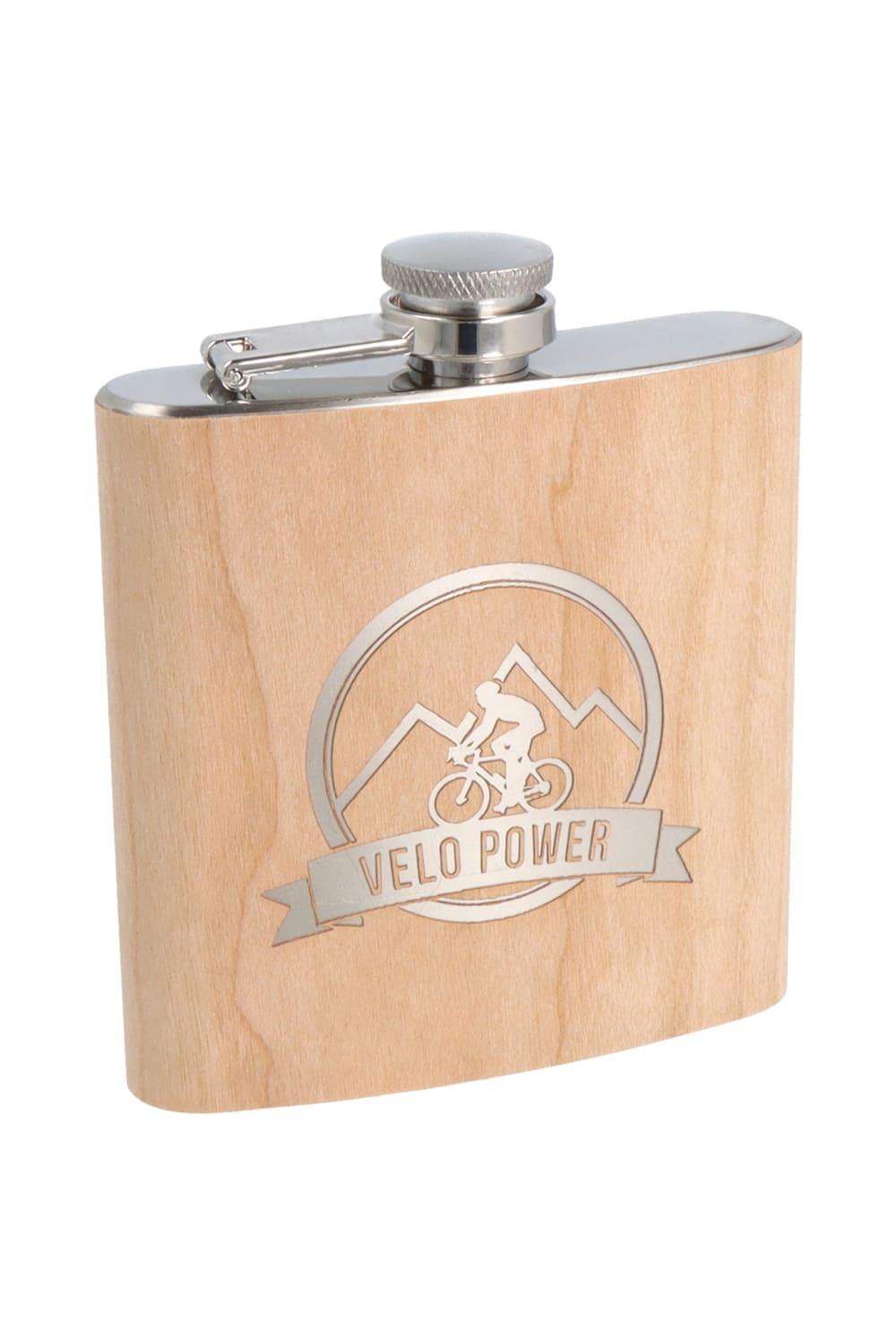 Dieses Schnaps-Geschenk ist ein optimales Geschenk fuer Velofahrer. Der Flachmann in der Holz Optik sieht richtig edel aus. Auf dem Flachmann steht die Aufschrift: Velopower. Ein witziges Geschenk zum Geburtstag, zu Weihnachten und fuer alle Fahrrad Fans, die ab und zu auch mal gerne Alkohol trinken.