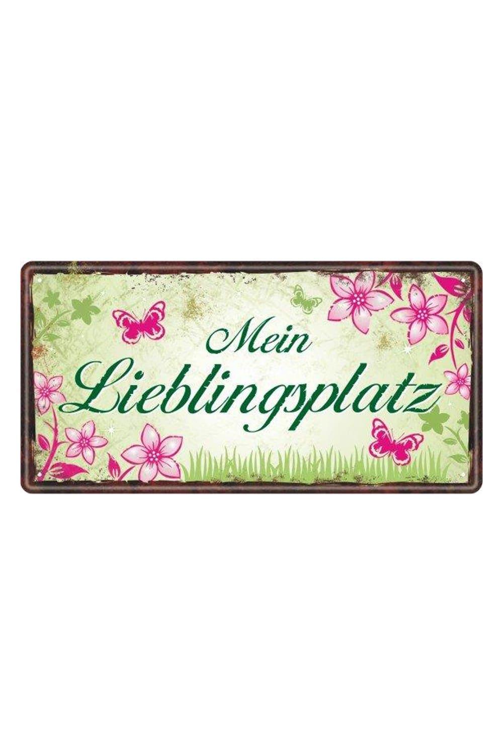 Dieses schoene Metallschild ist ein originelles Geschenk fuer Drinnen und Draussen. Auf dem Blechschild steht der Spruch: Mein Lieblingsplatz. Zusaetzlich ist ein herziges Garten-Motiv mit Blumen und Schmetterling aufgedruckt. Das Schild kann befestigt werden uns ist somit ein richtiger Hingucker.