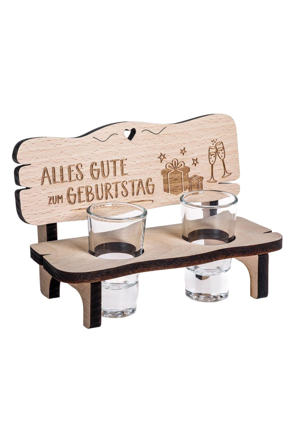 Dieses Schnapsgeschenk ist ein optimales Geschenk fuer alle, die gerne Schnaps trinken. Auf der Schnapsbank steht auf die Aufschrift: Alles Gute zum Geburtstag. Das kleine Holzbaenkli kann mit einer Flasche Schnaps verschenkt werden. Inklusive 2 Schnapsglaesli aus Glas. Ein perfektes Geschenk zum Geburtstag.