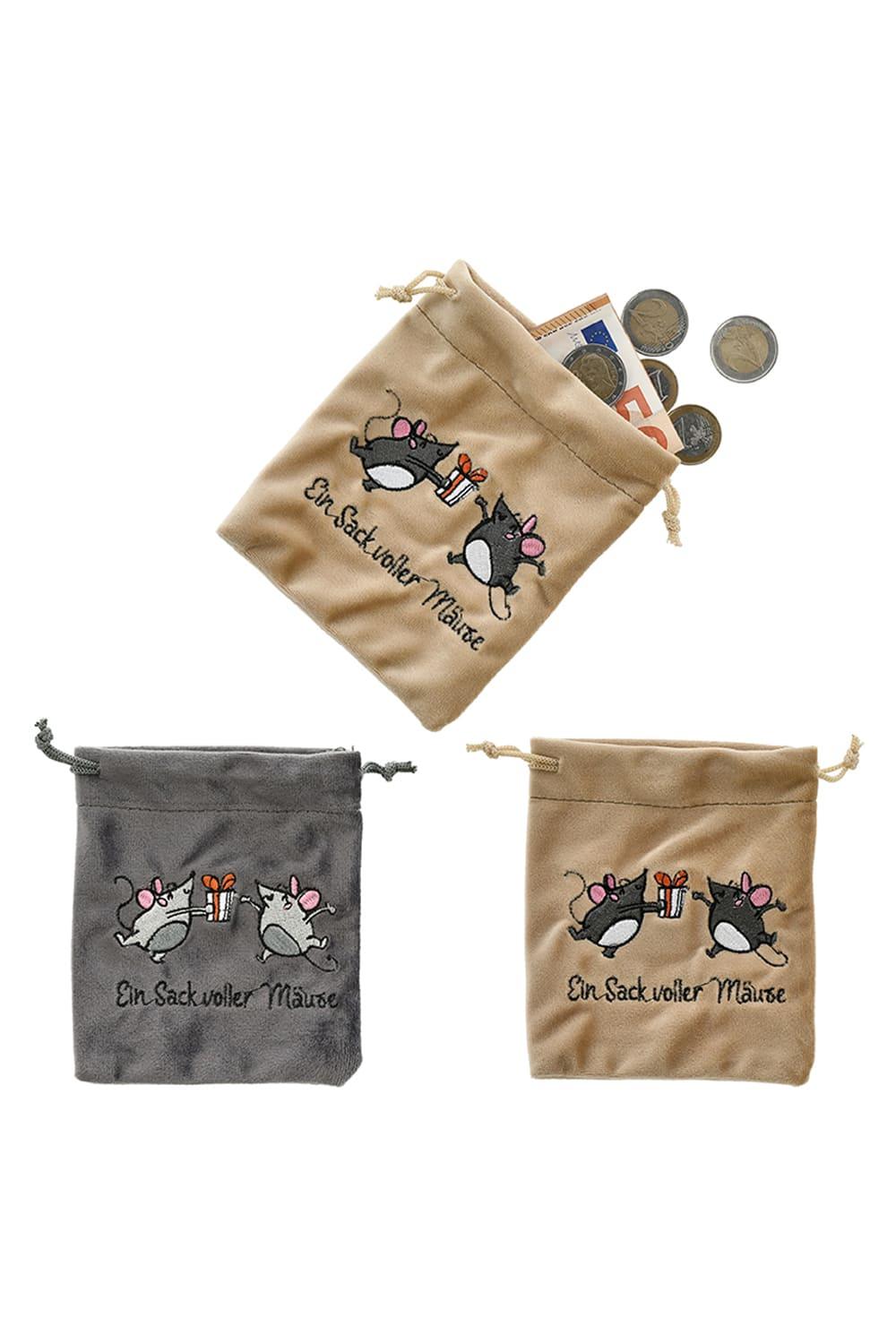 Der Maeuse Geschenkbeutel praesentiert Ihr Geldgeschenk absolut originell und kreativ. Ein einfallreiches Geldgeschenk zum Geburtstag, zu Weihnachten oder zu einem anderen Anlass. Ein tolles Geschenk fuer alle, die gerne Maeuse zum verjubeln, ausgeben. Der lustige Geschenkbeutel ist mit dem Spruch: Ein Sack voller Maeuse.