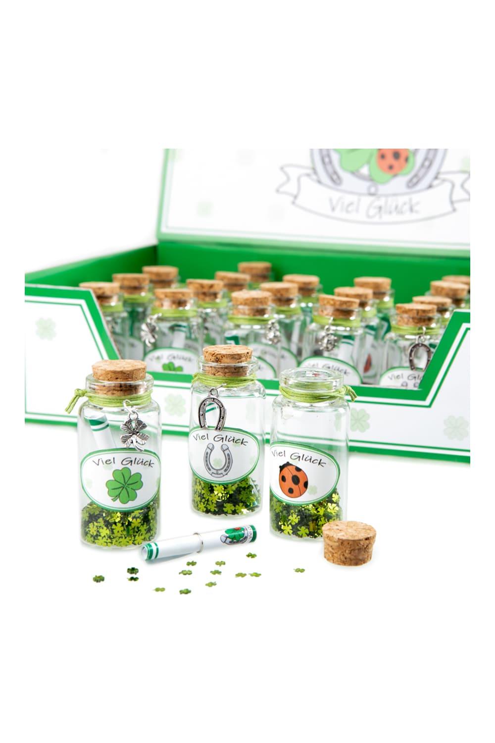 Eine herziges Gutscheingeschenk mit ganz viel Glitzerwuensche! Am Glas haengt ein kleiner Anhaenger (Kleeblatt, Marienkaefer, Hufeisen), (auswaehlbar). Auf jedem Glas steht die Aufschrift: Viel Glueck. Ein Geschenk zum Geburtstag, zur Pensionierung oder auch fuer eine bevorstehende Autofahrpruefung oder Lehrabschlusspruefung!