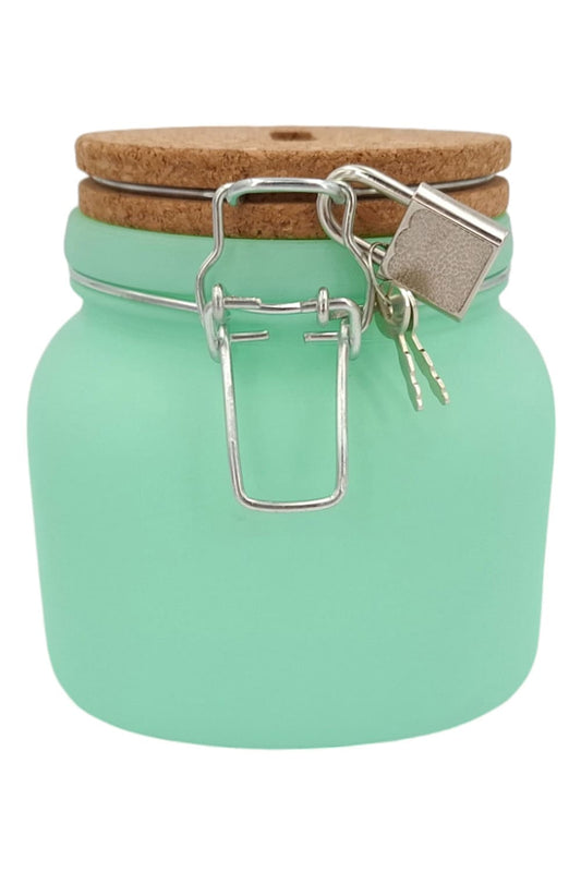 Diese Spardose ist aus Glas und Kork sowie mit Vorhaengeschloss und Schluessel. Rueckseite