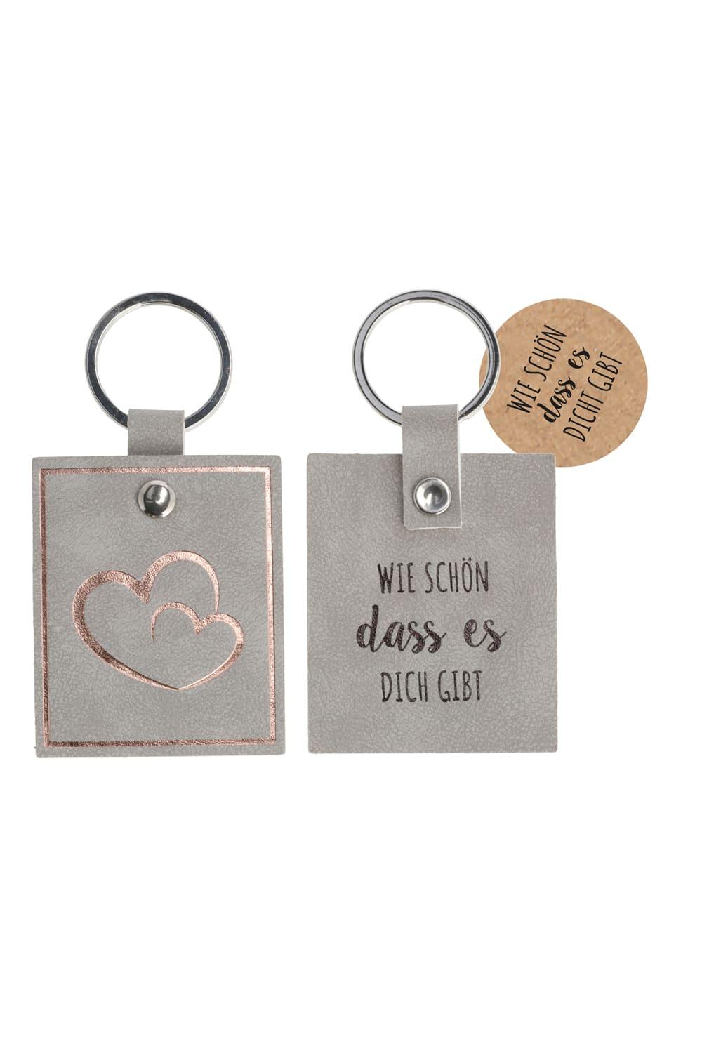 Auf dem herzigen Anhaenger steht der Spruch: Wie schoen, dass es Dich gibt. Der Schluesselanhaenger ist in der Farbe hellgrau. Perfektes Geschenk zum Geburtstag, zum Valentinstag, zum Muttertag oder sonstigem Anlass. Auch ein sehr schoenes Freundschaftsgeschenk!