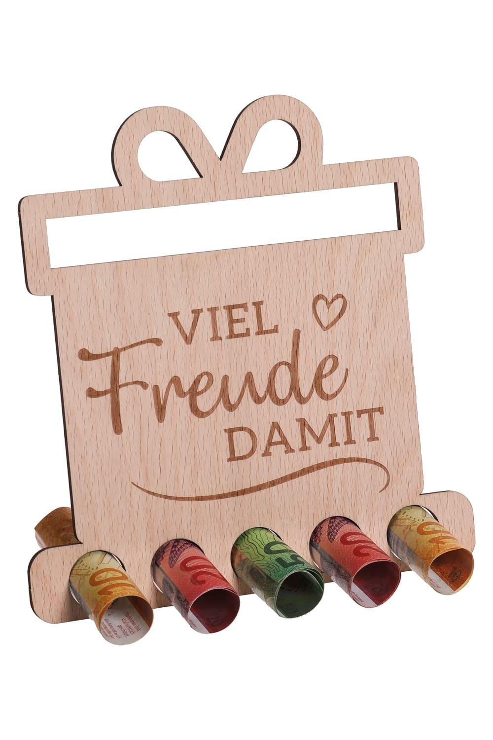 Der Holzaufsteller ist eine perfekte Geschenkidee fuer ein Geldgeschenk oder Gutscheingeschenk. Einfach die Geldnoten rollen und durch die Loecher stecken. Ein originelles Geschenk aus Holz mit der Aufschrift: Viel Freude damit. Der Holzaufsteller hat 5 Loecher, in die man Geld oder gerollte Gutscheine stecken kann.