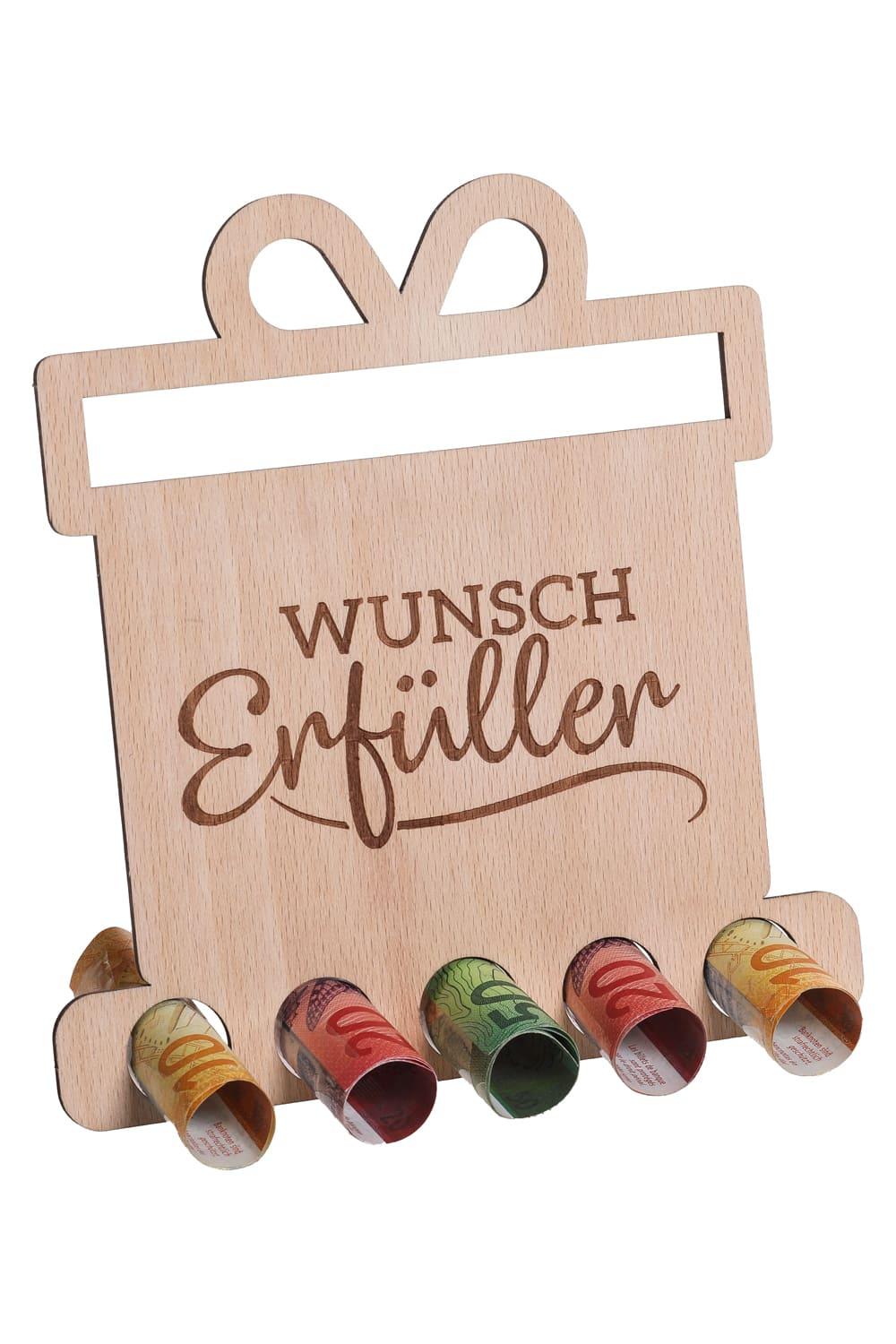 Der Holzaufsteller ist eine perfekte Geschenkidee fuer ein Geldgeschenk oder Gutscheingeschenk. Einfach die Geldnoten rollen und durch die Loecher stecken. Ein originelles Geschenk aus Holz mit der Aufschrift: Wunsch Erfueller. Der Holzaufsteller hat 5 Loecher, in die man Geld oder gerollte Gutscheine stecken kann.
