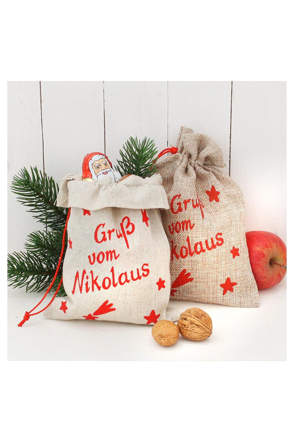 Dieser Samichlaus Sack ist in zwei diversen Farbtoenen erhaeltlich. Mit der Aufschrift: Gruss vom Nikolaus. Der hellbraune Jutesack ist etwas heller und feiner in der Textilstruktur. Eine originelle und beliebte Geschenkverpackung fuer den Samichlaus Tag und die Weihnachtszeit. Einfach mit Leckereien befuellen!