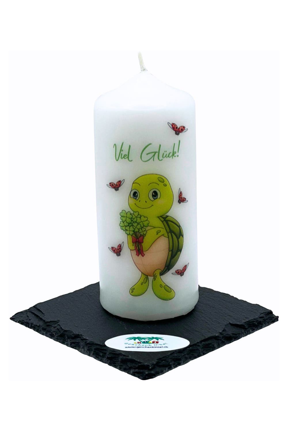 Kerze bedruckt mit der Aufschrift: Viel Glueck, und der niedlichen Schildkroete Lia. Die Schildkroete haelt einen Strauss voller vierblaettrigen Kleeblaettern in der Hand. Die Glueckskerze fuer jeden Anlass!