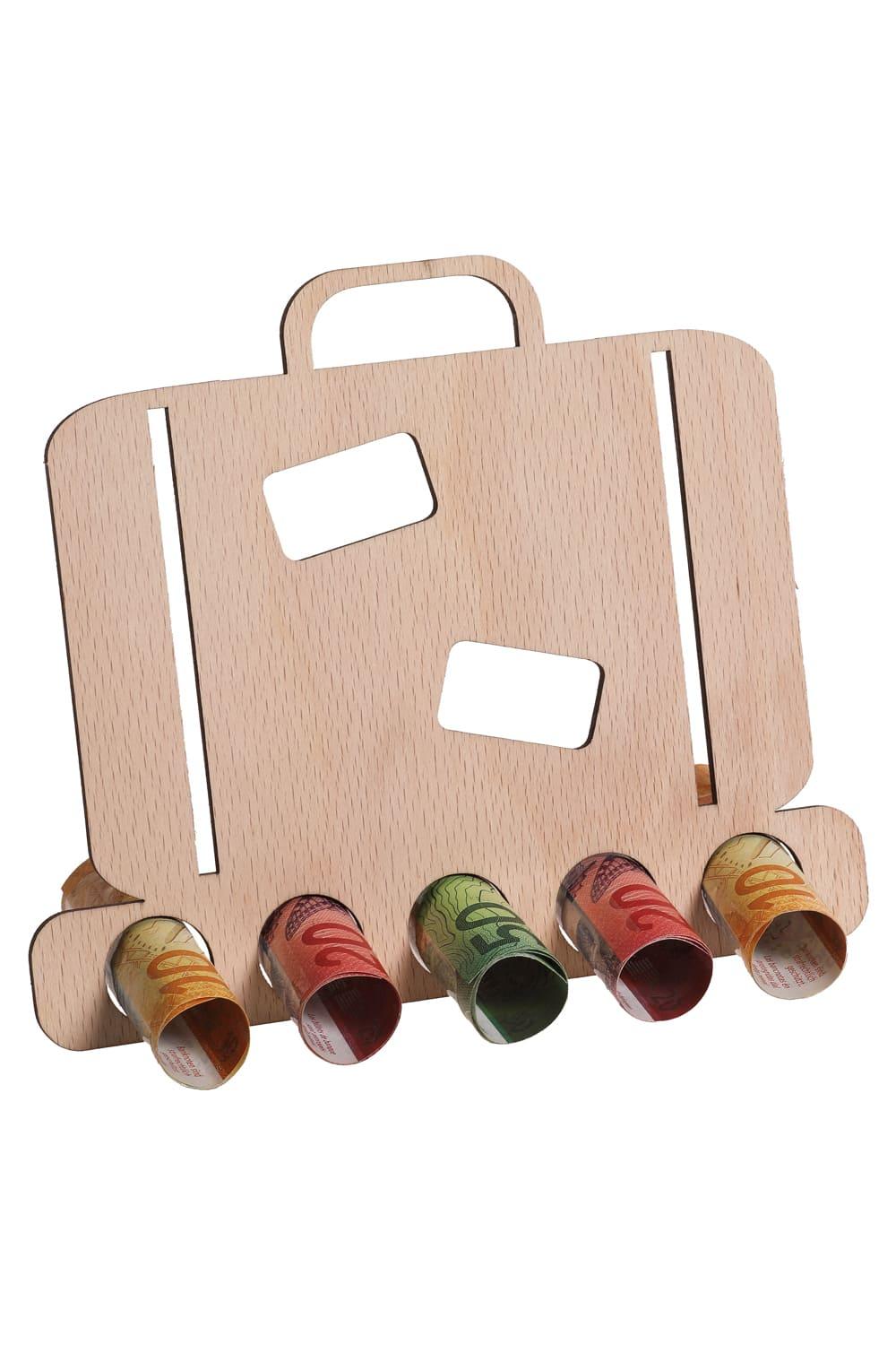 Der Koffer Holzaufsteller ist eine perfekte Geschenkidee fuer ein Geldgeschenk oder Gutscheingeschenk. Einfach die Geldnoten rollen und durch die Loecher stecken. Ein originelles Geschenk aus Holz fuer Ferien oder eine Reise. Der Holzaufsteller hat 5 Loecher, in die man Geld oder gerollte Gutscheine stecken kann.