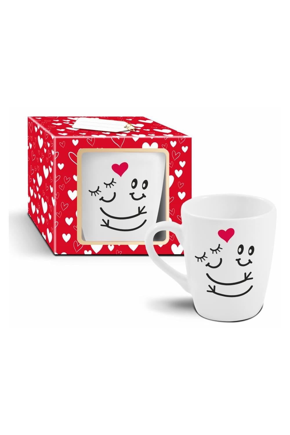 Diese herzige Tasse ist ein perfektes Geschenk fuer eine Freundschaft, einen lieben Menschen, fuer Verliebte oder auch fuer das liebe Mami. Es zeigt, wie sich zwei Menschen eine Umarmung schenken. In dieser Tasse steckt ganz viel Liebe! Ein perfektes Geschenk zum Valentinstag, zum Jahrestag oder einem sonstigen Anlass.