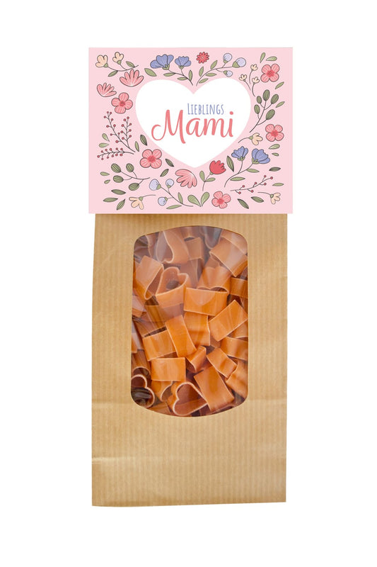 Die Mama Pasta sind in Herzchenform. Hergestellt werden die Herz Pasta in der Schweiz. Auf der Vorderseite ist die Etikette bedruckt mit der Aufschrift: Lieblingsmami und einem schoenem Blumen Motiv. Ein Geschenk, dass von Herzen kommt.