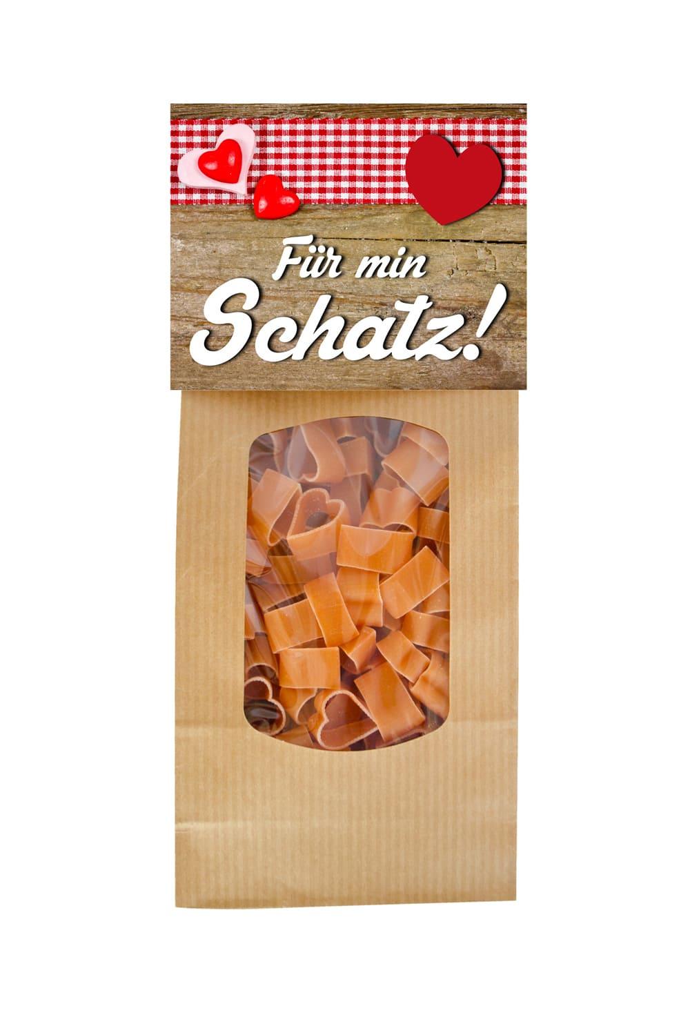 Die Pasta sind in Herzform und in einem schoenen Geschenks Beutel verpackt. Auf der Verpackung steht der mundart Spruch: Fuer min Schatz. Auf der Rueckseite der Naturverpackung steht ein leckeres Rezept. Hergestellt werden die Herz Teigwaren in der Schweiz. Ein ideales Geschenk fuer Verliebte.