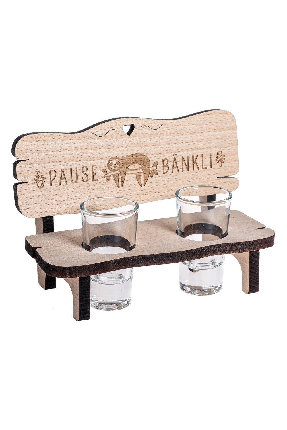 Dieses Schnaps-Geschenk ist ein optimales Geschenk fuer alle, die gerne Schnaps trinken. Auf der Schnapsbank steht die Aufschrift: Pausebaenkli. Auf dem Schnapsbaenkli hat es ein Faultier. Einfach ein ultimatives Pause Mitbringsel fuer Schnaps Liebhaber und fuer eine Relaxzeit.