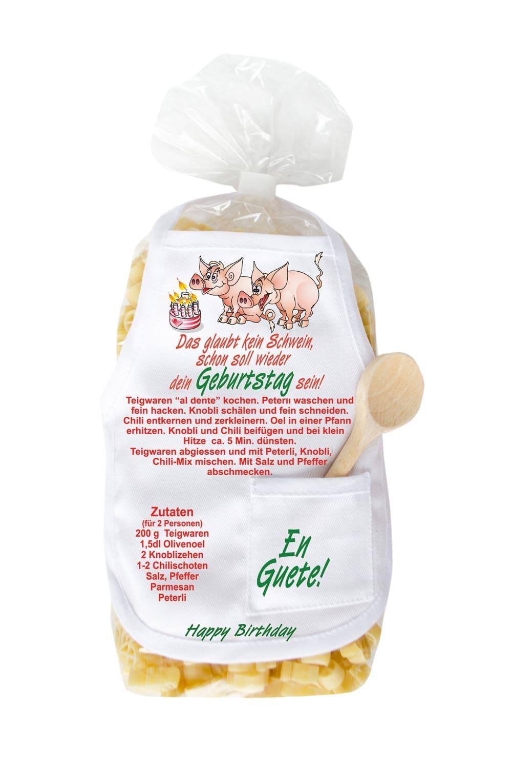 Die Pasta sind in Schweinchen Form und in einer schoenen Verpackung mit Mini Kochschuerze. Auf der Schuerze steht der Spruch: Das glaubt kein Schwein, schon soll wieder dein Geburtstag sein! Zusaetzlich befindet sich in der kleinen Tasche, ein kleiner Kochloeffel aus Holz. Originelles Nudelgeschenk zum Geburstag.