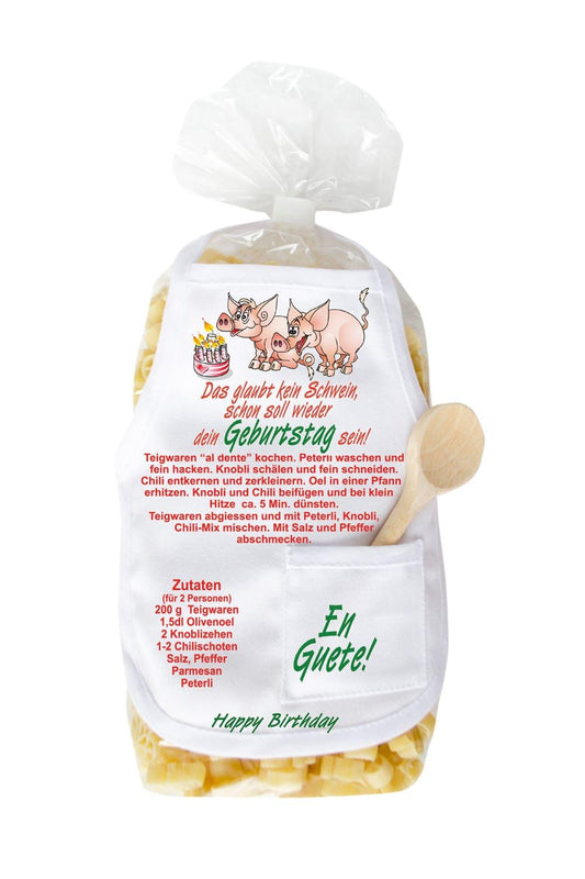 Die Pasta sind in Schweinchen Form und in einer schoenen Verpackung mit Mini Kochschuerze. Auf der Schuerze steht der Spruch: Das glaubt kein Schwein, schon soll wieder dein Geburtstag sein! Zusaetzlich befindet sich in der kleinen Tasche, ein kleiner Kochloeffel aus Holz. Originelles Nudelgeschenk zum Geburstag.