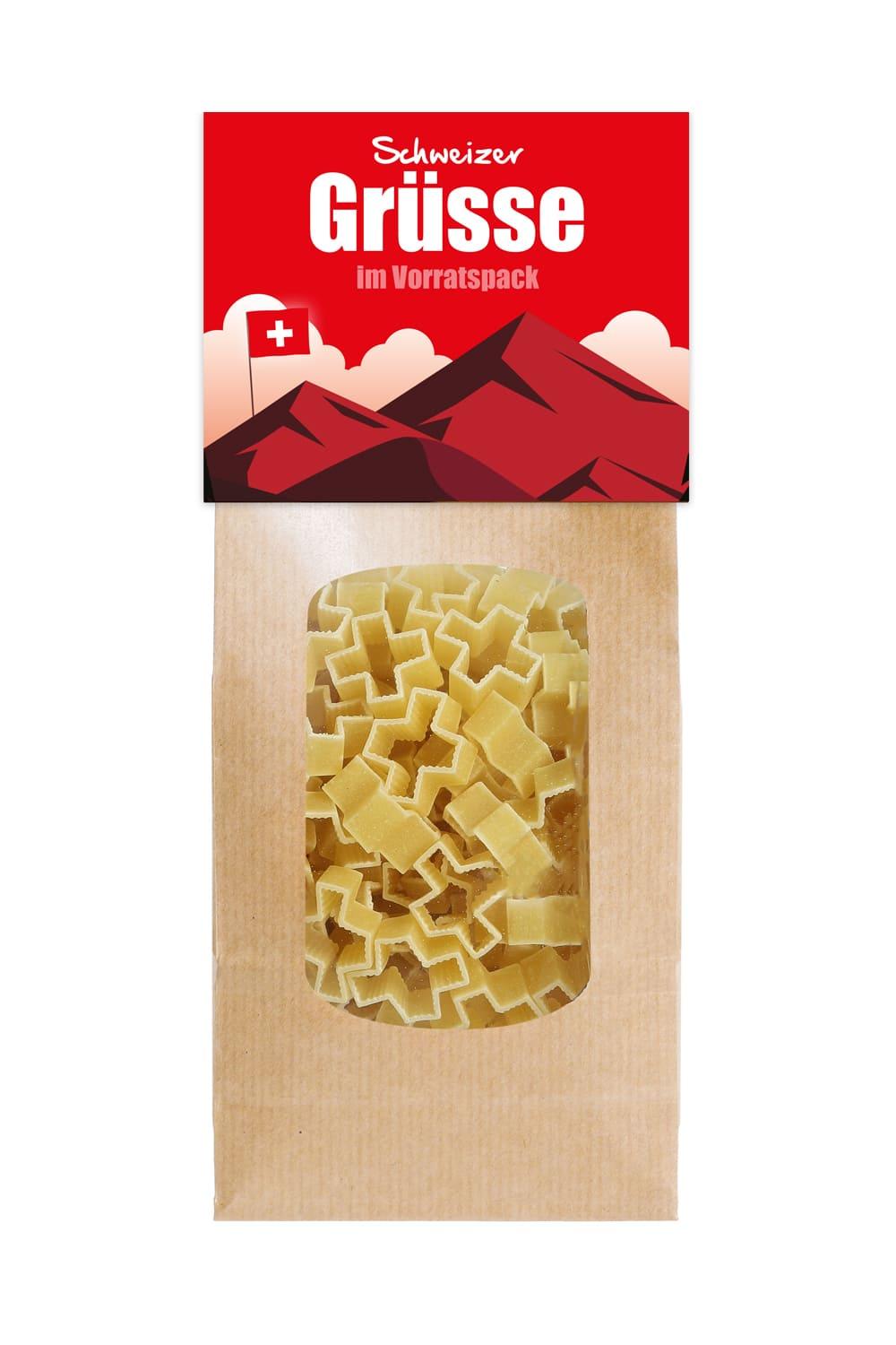 Die leckeren Pasta mit der Aufschrift: Schweizer Gruesse im Vorratspack. Die Motiv Pasta sind in Form eines Schweizerkreuzes. Schweizer Souvenir als Geschenk.