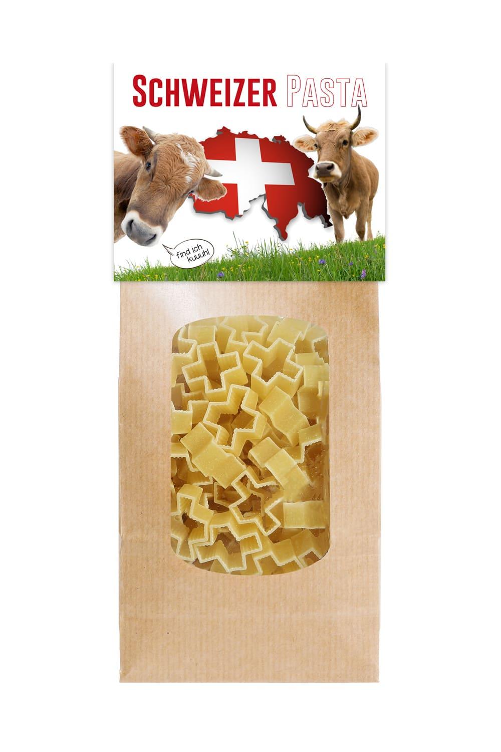 Die leckeren Pasta mit der Aufschrift: Schweizer Pasta, find ich kuuuhl. Die Motiv Pasta sind in Form eines Schweizerkreuzes. Schweizer Souvenir mit Kuh Bild.