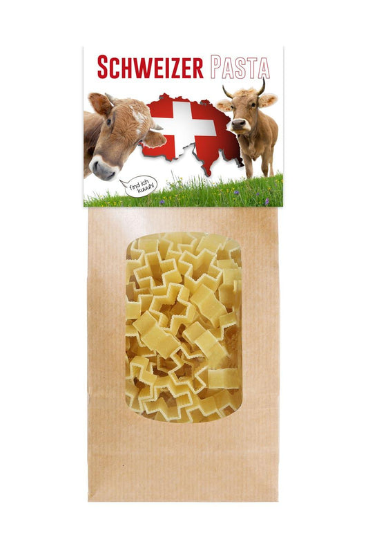 Die leckeren Pasta mit der Aufschrift: Schweizer Pasta, find ich kuuuhl. Die Motiv Pasta sind in Form eines Schweizerkreuzes. Schweizer Souvenir mit Kuh Bild.