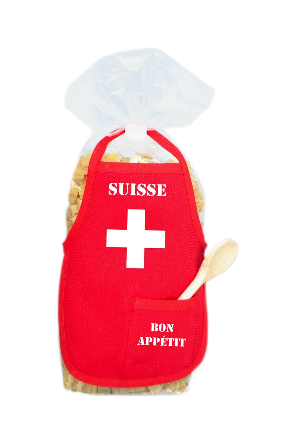 Suisse Pasta (français) in Form von Schweizerkreuzen. Mit roter Mini Kochschuerze und kleinem Kochloeffel. Ein leckeres Geschenks als Schweizer Souvenir. Bon appétit!