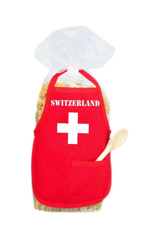 Die Switzerland Swiss Pasta sind in Form von Schweizerkreuzen. Schoene Verpackung mit roter Mini Kochschuerze und kleinem Holzloeffel. Schweizer Souvenir Geschenk!