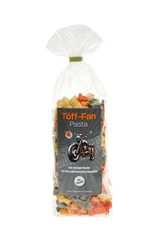 Pastasaeckli mit der Spruchetikette: Toeff-Fan Pasta. Die rassige Nudel fuer den kulinarischen Roadtripp. En Guete. Die Motiv Teigwaren sind in Motorrad Form!