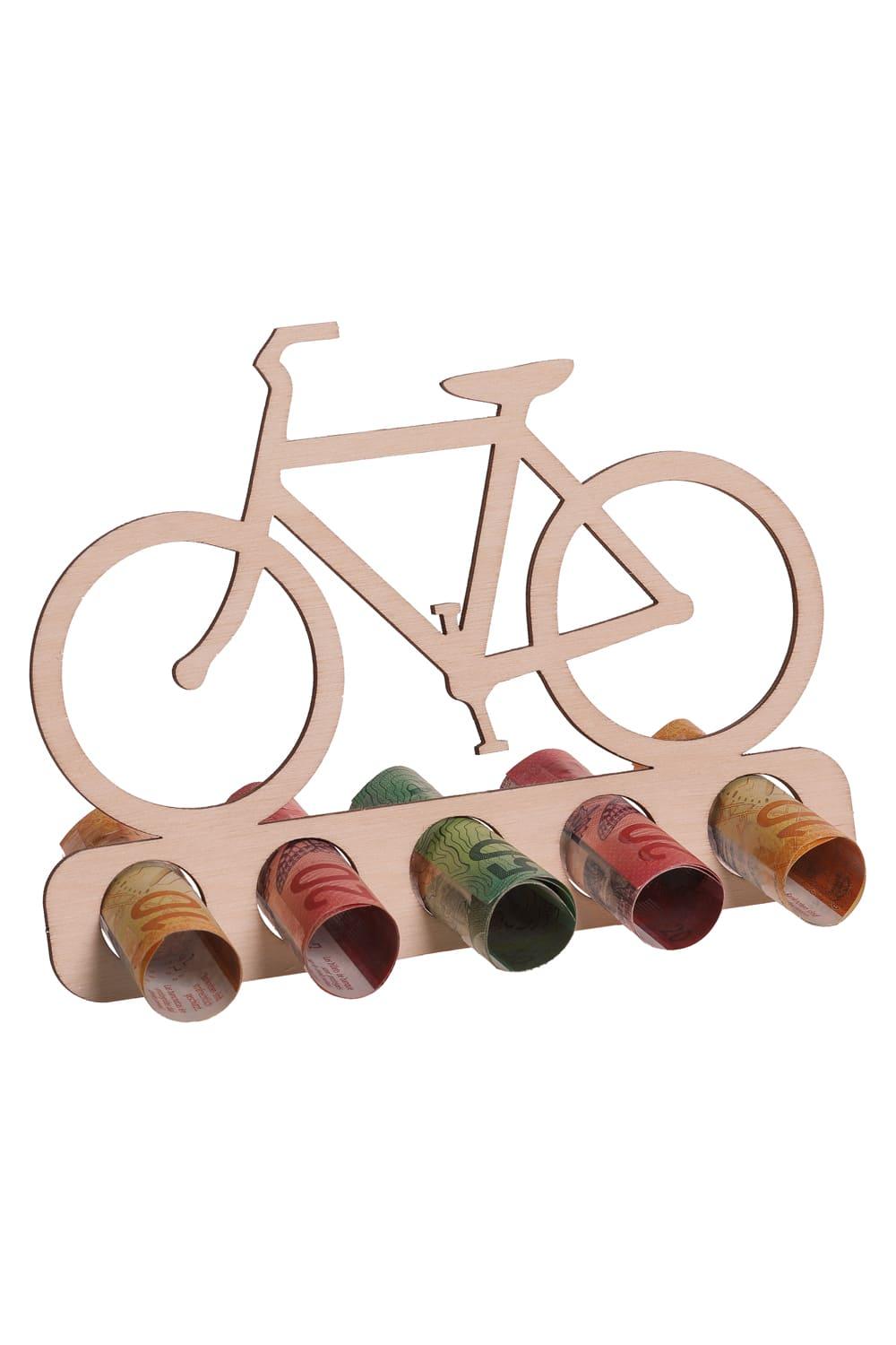 Der Velo Holzaufsteller ist eine perfekte Geschenkidee fuer ein Geldgeschenk oder Gutscheingeschenk. Einfach die Geldnoten rollen und durch die Loecher stecken. Ein originelles Geschenk aus Holz fuer alle Fahrrad Fans. Der Holzaufsteller hat 5 Loecher, in die man Geld oder gerollte Gutscheine stecken kann.