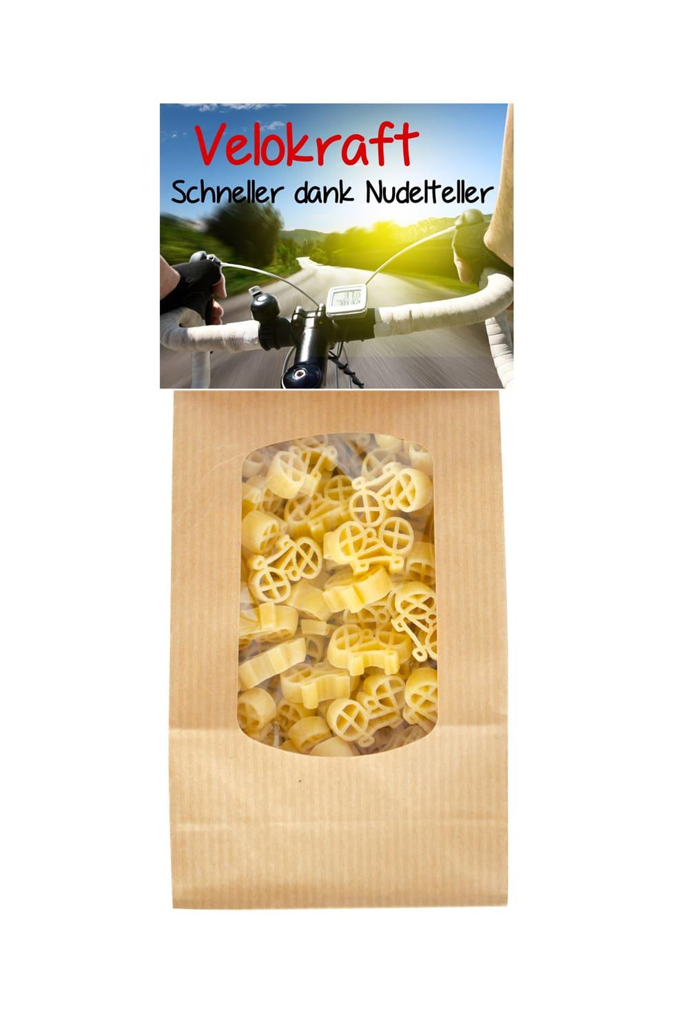 Die witzigen Velokraft Pasta sind aus einer Velo Form. Auf der Naturverpackung steht ein leckeres Rezept und der sportliche Spruch: Schneller dank Nudelteller. Die Herstellung der Motivnudeln, ist in der Schweiz. Ueberreichen Sie mit diesem Pasta Geschenk, einen Energieschub, Power und Ansporn.