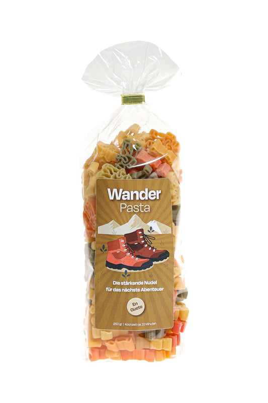 Pastasaeckli mit der Spruchetikette: Wander Pasta. Die staerkende Nudel fuer das naechste Abenteuer. En Guete. Die Motiv Teigwaren sind in Wanderer Form!