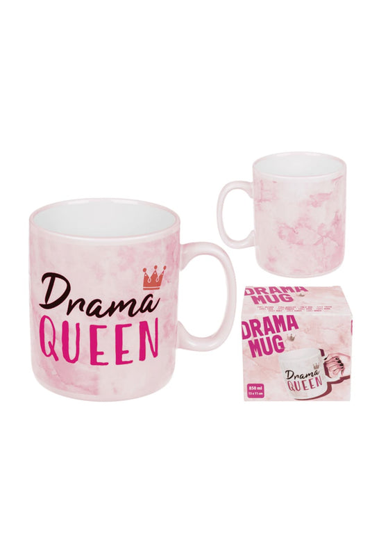 Die XXL Jumbo Tasse mit der Aufschrift: Drama Queen. Die Frauen Spruchtasse hat eine Fuellmenge von ca. 850 ml. Jetzt bei Geschenk Insel bestellen. In Kartonbox.