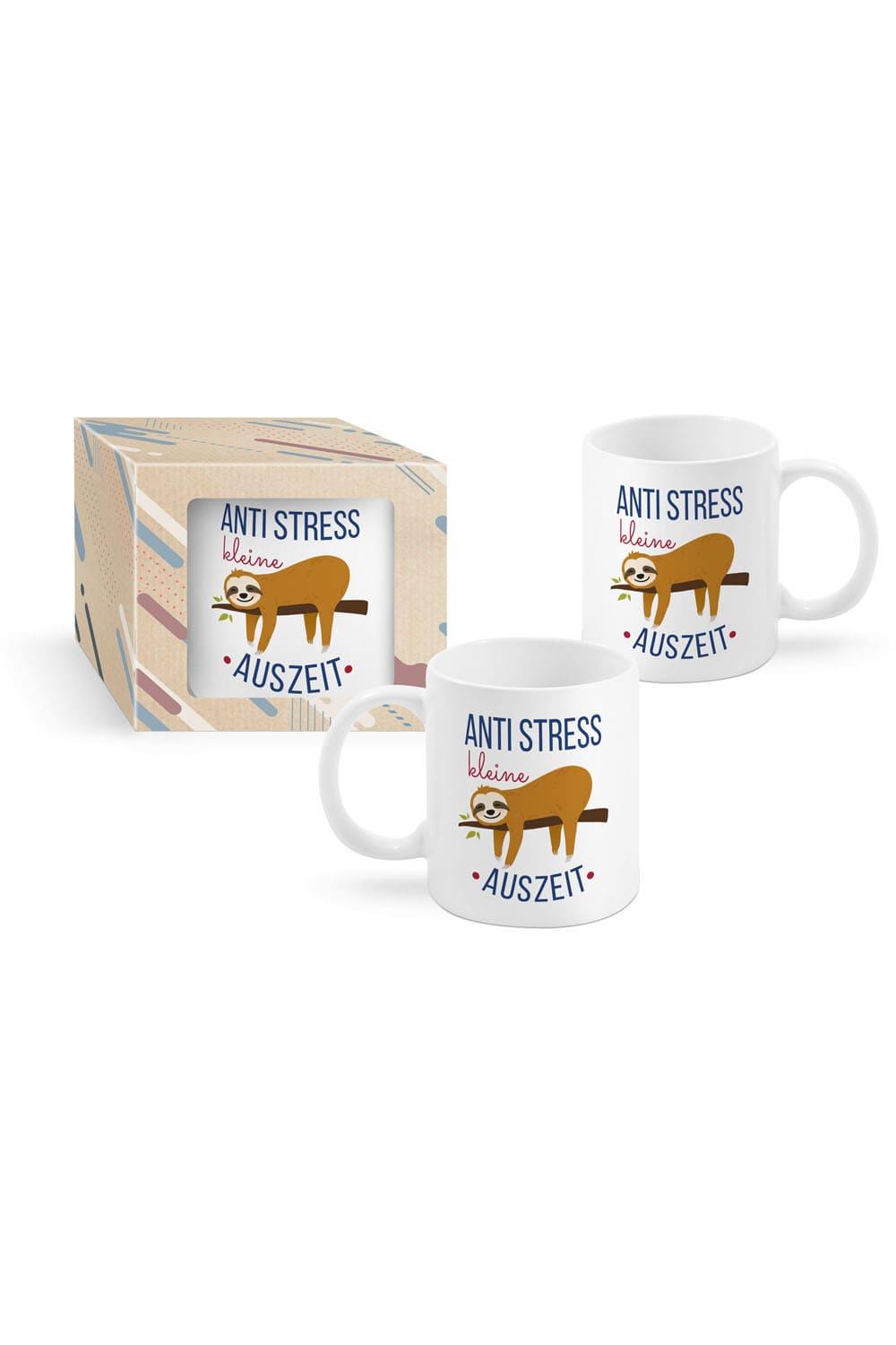 Die Tasse mit der Aufschrift: Anti Stress. Kleine Auszeit. Die Keramik Spruchtasse ist beidseitig bedruckt und verpackt in einer schoenen Kartonbox. Ein kreatives Geschenk fuer Alle, die gerne Kaffee, Tee oder Ovomaltine trinken. Ein perfektes Geschenk fuer jeden Anlass!