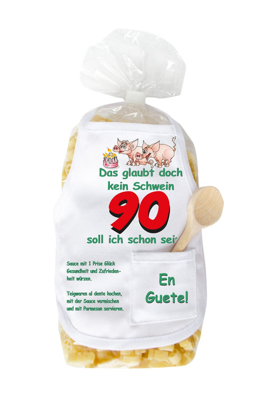 Die Pasta zum 90. Geburtstag sind in Form eines Schweinchen und in einer schoenen Verpackung. Auf der Mini Kochschuerze sind Schweine und eine Torte abgebildet sowie der Spruch: Das glaubt doch kein Schwein, 90 soll ich schon sein. Zusaetzlich befindet sich in der kleinen Tasche, ein kleiner Kochloeffel aus Holz.