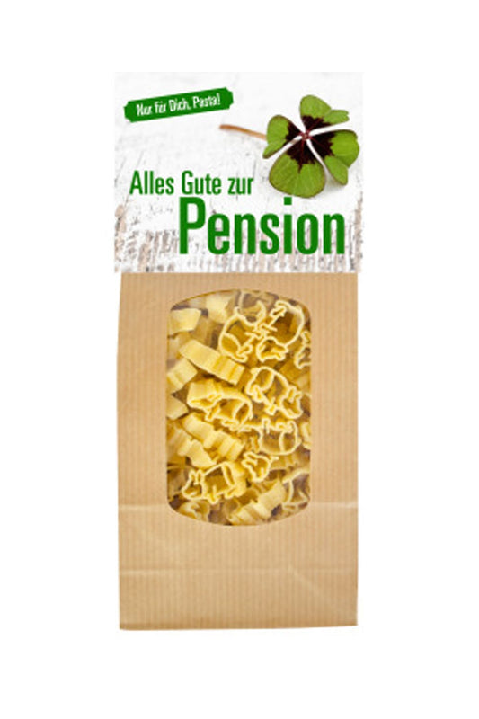 Die Glueck Pasta sind in Schweinchen Form. Auf der Verpackung steht der Spruch: Alles Gute zur Pension. Super Pensionsgeschenk. Jetzt bei Geschenk Insel!