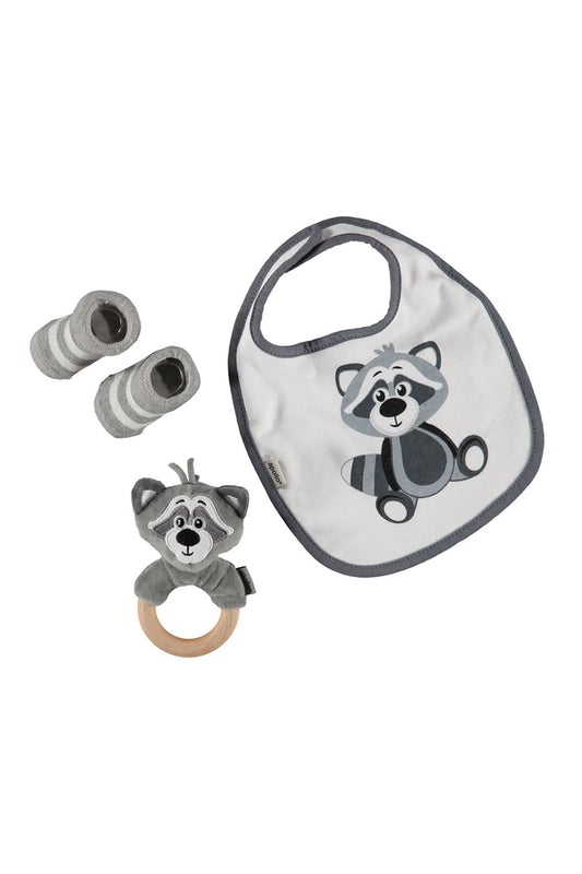 Die Baby Geschenkbox Waschbaer ist ein perfektes Babygeschenk. Ein originelles und herziges Geschenkset zur Geburt. Die Groessen der Artikel eignen sich ideal fuer ein Neugeborenes (EUR 50–56). Inhalt der Geschenkbox: 1x Babylatz (100% Baumwolle) 1x Babyspielzeug (100% Polyester) 1x Paar Socken (75% Baumwolle)