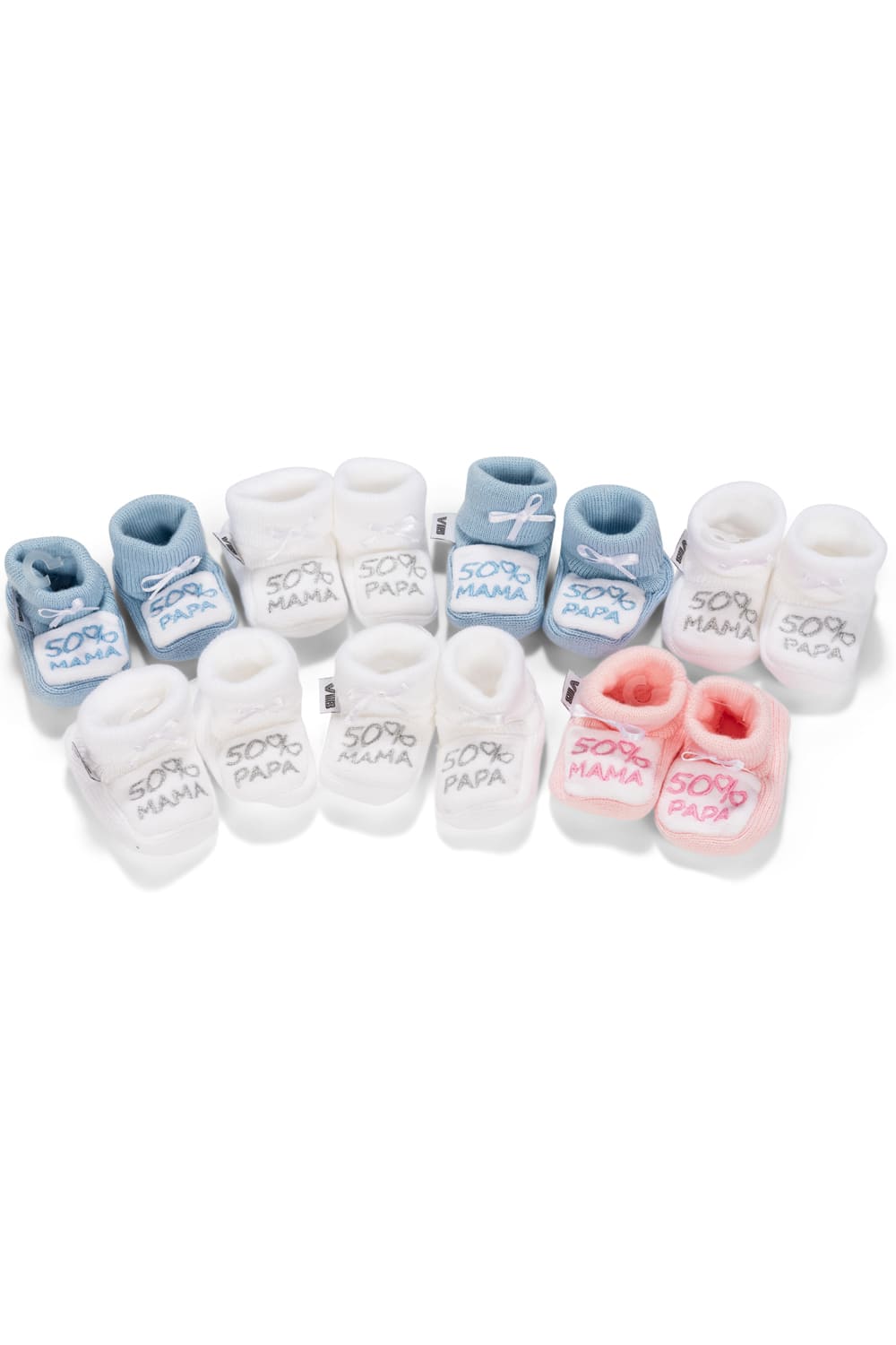Die Babyfinken sind von der Marke: VIB – Very Important Baby, qualitative und hochwertige Babyaccesoires. Ein herziges Baby Geschenk zur Geburt. Die Babyfinken sind mit der Aufschrift: 50% MAMA und 50% Papa bestickt und in den Farben rosa, blau und weiss erhaeltlich.
