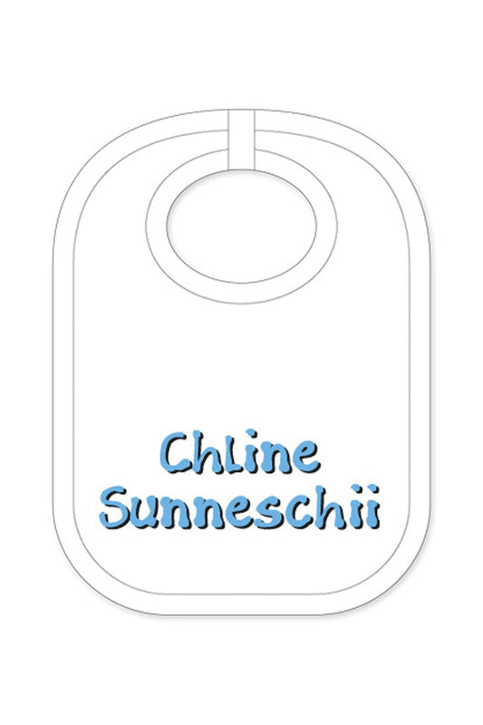 Der Babylatz mit dem Spruch: Chline Sunneschii, ist ein witziges Geschenk für ein Baby, für Neugeborene und für Kleinkinder. Ein ideales Geschenk oder Mitbringsel zur Geburt in der Schriftfarbe blau.