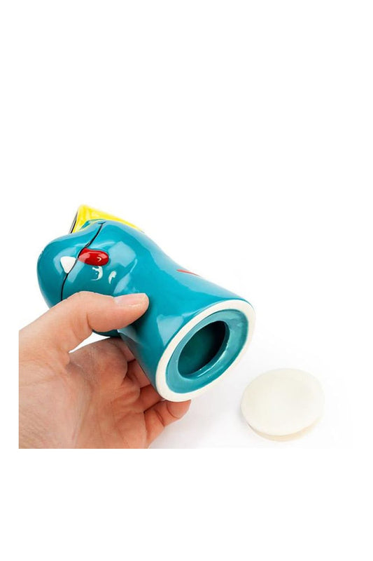 Blaue Dinosaurier Spardose fuer Kinder mit Gummiverschluss. Perfektes Kindergeschenk und fuer alle Dino-Fans.