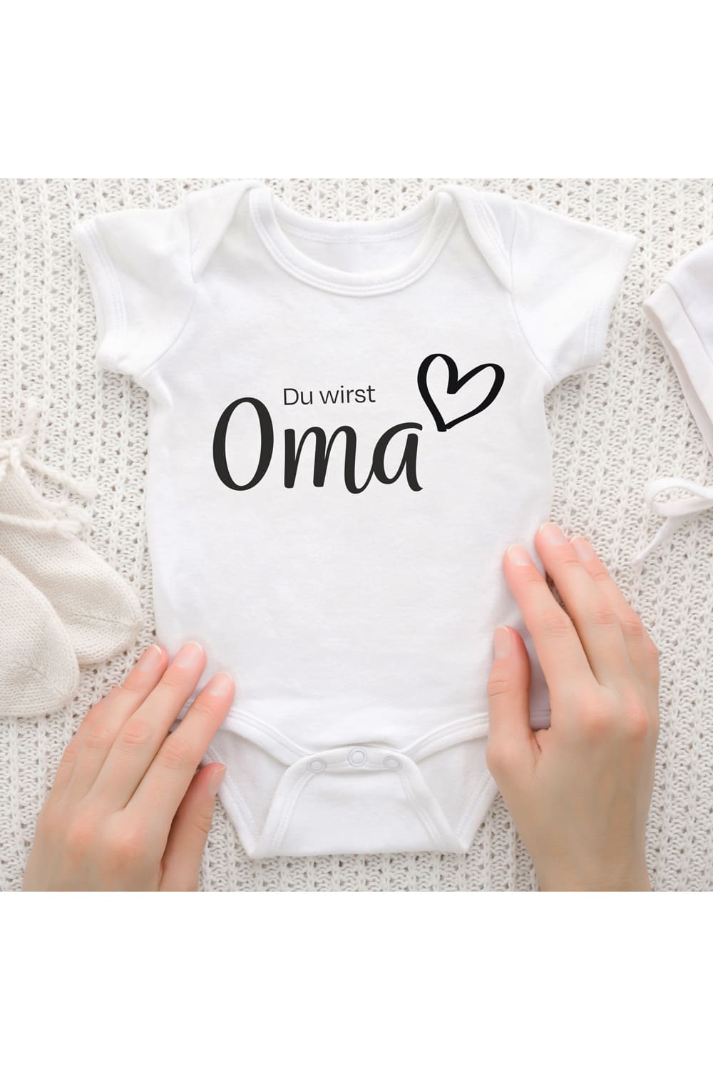 Dieser kurzarm Baby Body ist ein echt suesses Geschenk fuer die werdende Oma. Der Baby Body mit dem Spruch: Du wirst Oma. Jetzt bei Geschenk Insel.