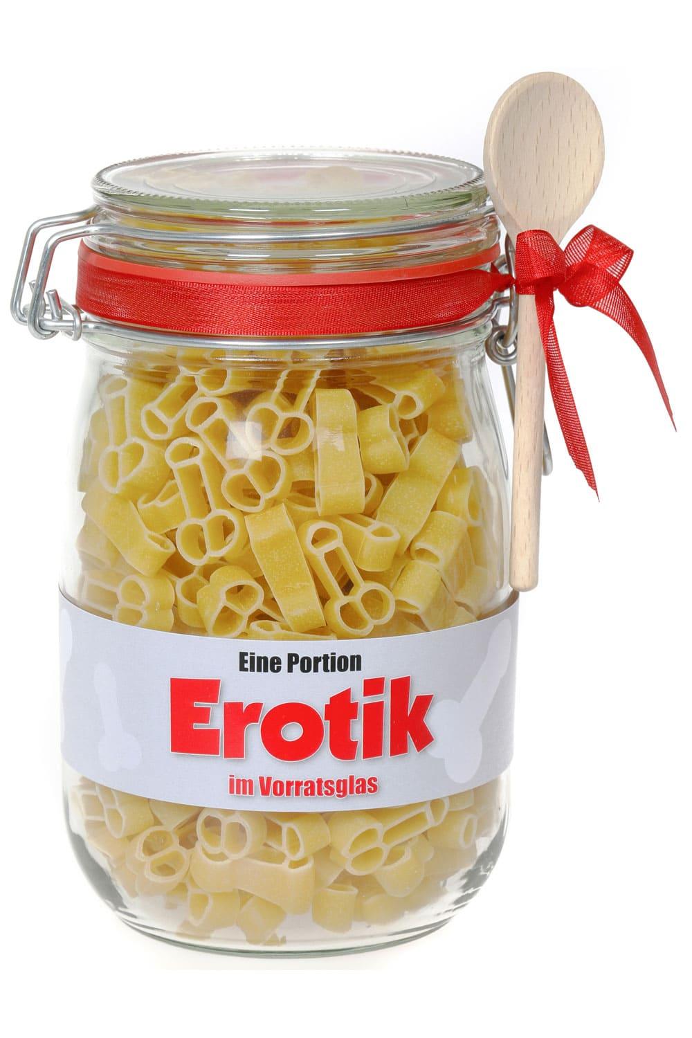 Schenken Sie die Erotik im Vorratsglas. Ein ideales Pasta Geschenk mit der Spruch Etikette: Eine Portion Erotik im Vorratsglas. Das Vorratsglas und die Pasta in Penisform, macht die Geschenkbox zu einem speziellen und witzigem Pasta Geschenk. Das Vorratsglas ist mit einem Geschenkband und kleinem Holzloeffel verziert.