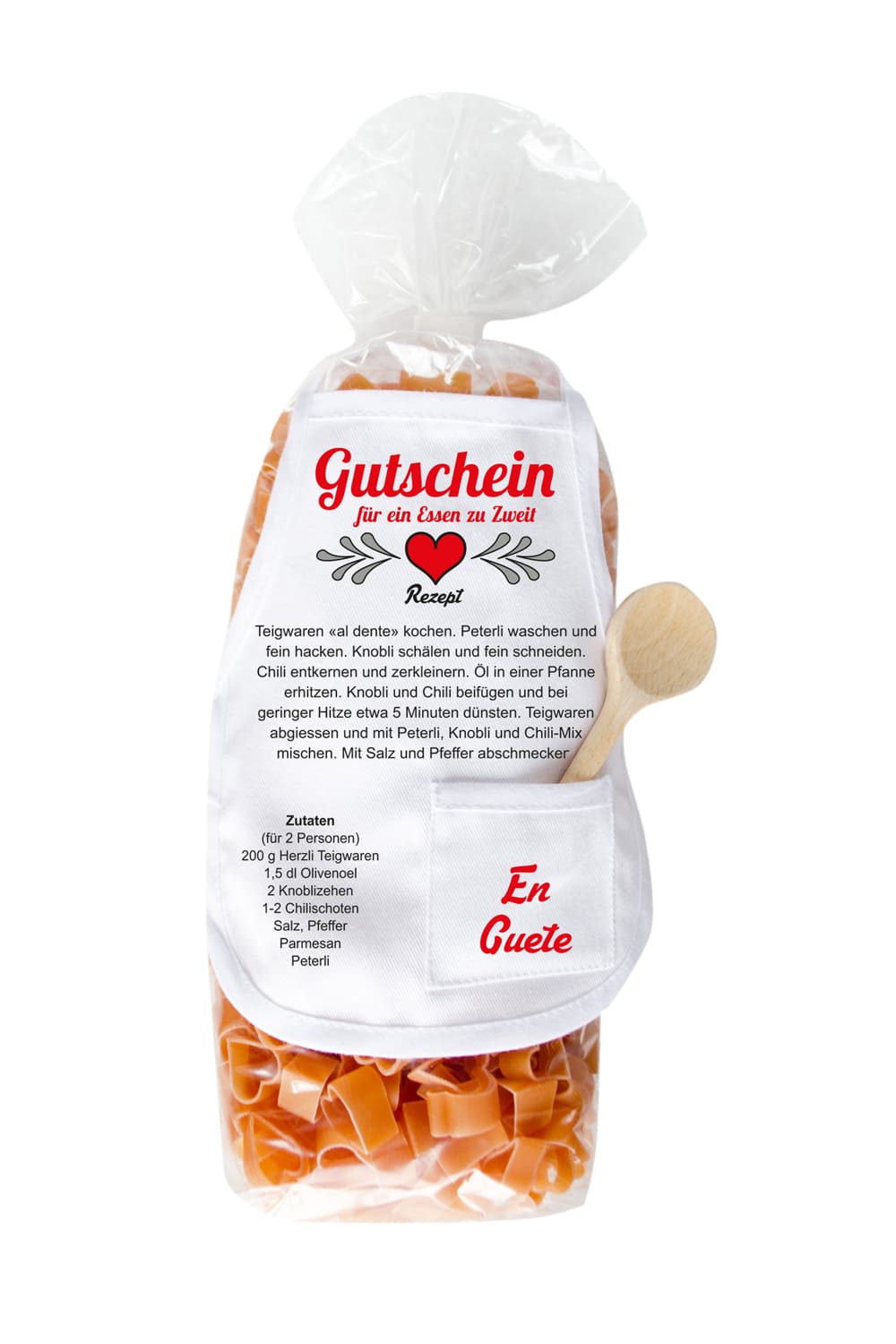 Die Gutschein Pasta sind in Herz Form und in einer Verpackung mit Mini Kochschuerze. Mit dem Spruch: Gutschein fuer ein Essen zu Zweit. Leckeres Nudelgeschenk.