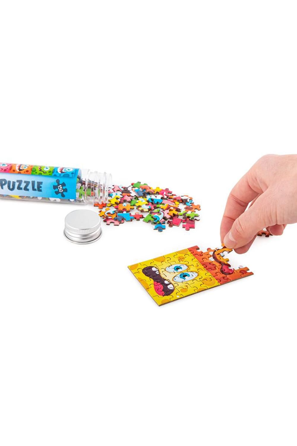 Die lustigen Monster als farbenfrohes Mini-Puzzle! Da kommt sofort gute Laune auf! Einfach alle 150 Puzzle-Teile zusammensetzen und schon entsteht ein tolles Monster Bild. Das Monster Mini-Puzzle ist in einem schoenen Reagenzglas aus Kunstoff mit Schraubverschluss. Ein kreatives und herziges Kindergeschenk.