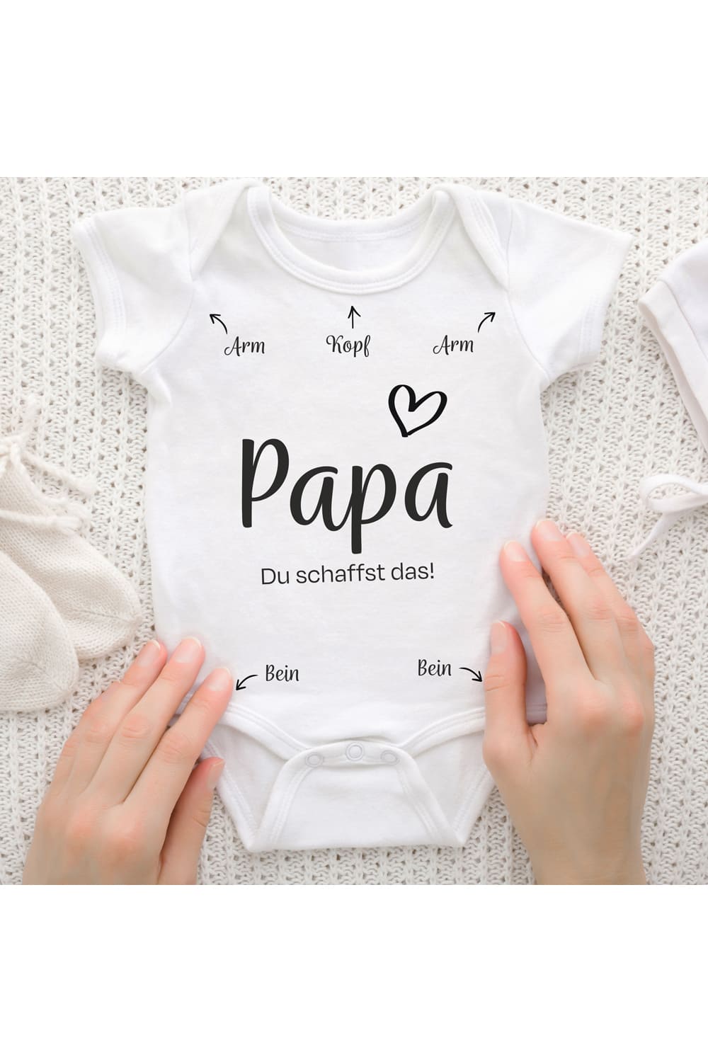 Dieser kurzarm Baby Body ist ein echt suesses und tolles Geschenk fuer werdende Papas. Mit dem Spruch: Papa du schaffst das! In vier div. Textilfarben erhaeltlich.