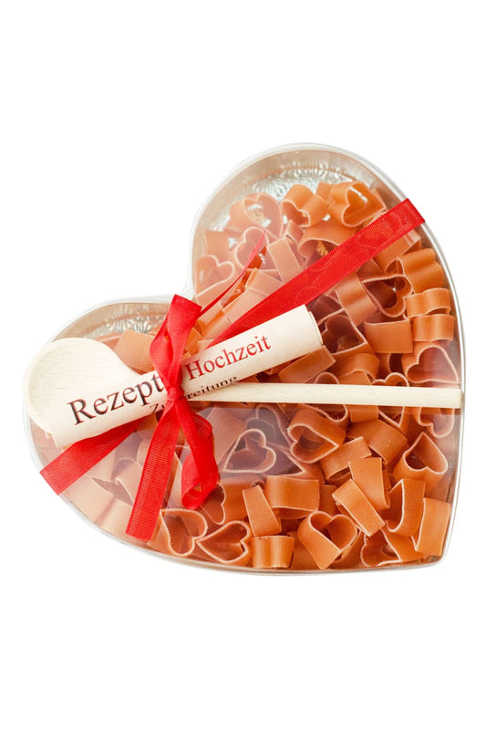 Die Pasta Herzbox ist ein ideales Geschenk! Die Herzpasta sind in einer schoener Geschenkbox mit einem kleinen Holz Kochloeffel. Mit auswaehlbarem Rezept Titel!